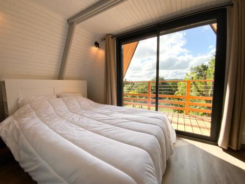 Ένα ή περισσότερα κρεβάτια σε δωμάτιο στο Le Chalet de la Mûre
