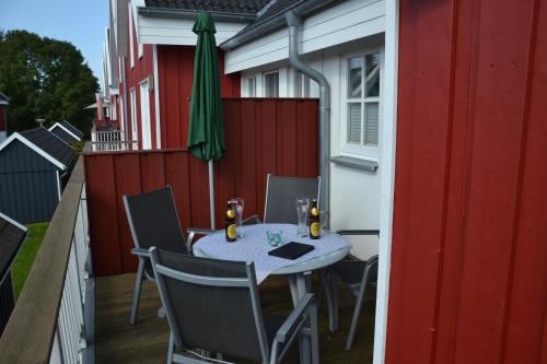 a table and chairs on the balcony of a house at Kapitänskoje in Greetsiel