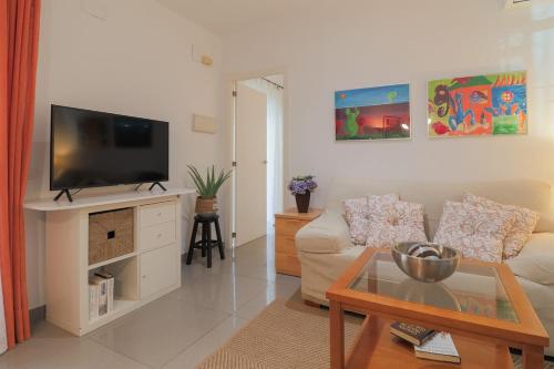 A television and/or entertainment centre at C52 - Seaside 2 Bedrooms By the Center