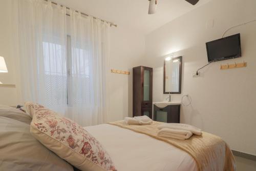 A bed or beds in a room at C52 - Seaside 2 Bedrooms By the Center
