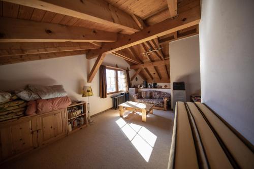 een kamer met een bed en een bank in een huis bij Ferienhaus Alvaneu für Familien in Alvaneu