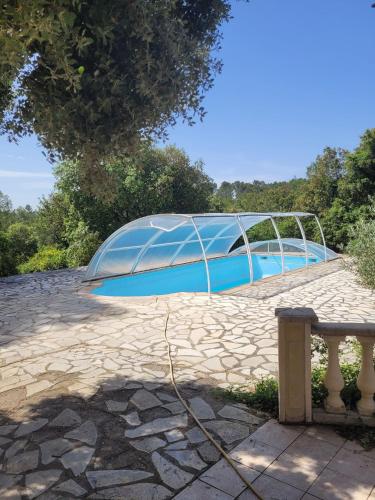 - une piscine avec un dôme en verre sur une terrasse en pierre dans l'établissement La Commanderie, à Cotignac