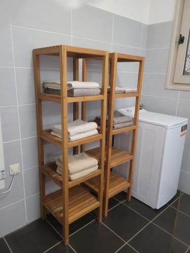 - un porte-serviettes en bois et des serviettes dans la salle de bains dans l'établissement La Commanderie, à Cotignac