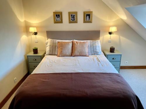 - une chambre avec un grand lit et 2 tables de chevet dans l'établissement Chaillac Bed & Breakfast, à Chaillac
