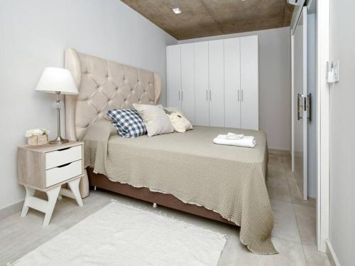 La MercedesA estrenar! Apartamento con pileta zona aeropuerto WIFI 200MG的一间小卧室,配有床、床头柜和一张西德西德西德床