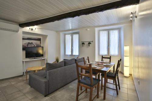 un salon avec un canapé et une table dans l'établissement Jolie 2 pièces quartier Bonaparte/ Clim, à Nice