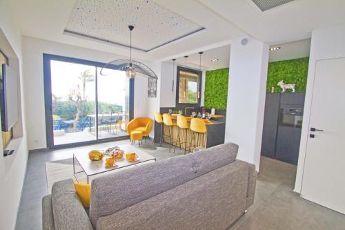 Luxury Garden Jacuzzi Promenade