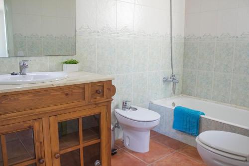 プンタ・プリマにあるVilla Anfósのバスルーム(洗面台、トイレ、バスタブ付)