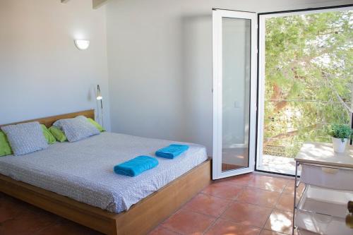 プンタ・プリマにあるVilla Anfósのベッドルーム1室(青い枕のベッド1台付)