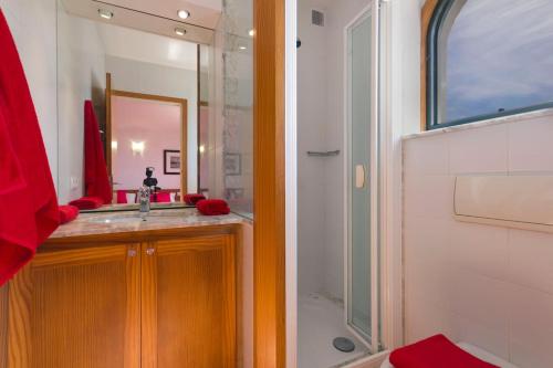 un bagno con lavandino e doccia di Villa Lira a Cala Morell