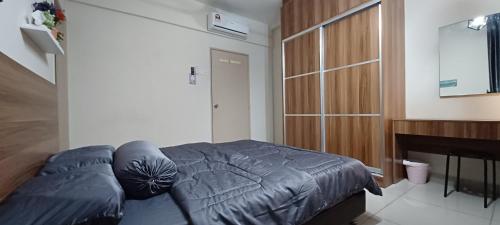 ein Schlafzimmer mit einem Bett und einem Kamin in der Unterkunft HOMESTAY 2 ARC @ AUSTIN HILLS JB in Johor Bahru