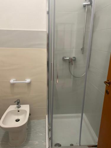 レイタニにあるCasa Vacanze Carlottaのバスルーム(シャワー、トイレ、シンク付)