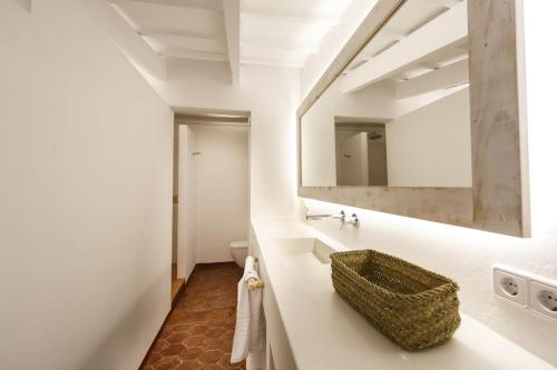 a bathroom with a sink and a mirror at SANT ISIDRE 50 in Ciutadella