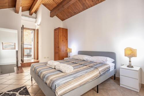 una camera con un grande letto e un soffitto in legno di ConVivo Apartment a Lecce