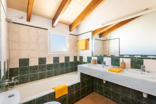 A bathroom at VILLA CAMPETS