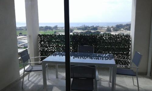 stół i krzesła na balkonie z widokiem w obiekcie Bella Vista 2A w Ajaccio