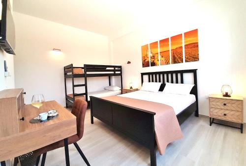 una camera da letto con un letto, un tavolo e una scrivania di CI VULIA b&b - Sicilia sea, pool, bbq, tv, wi-fi ad Alcamo Marina