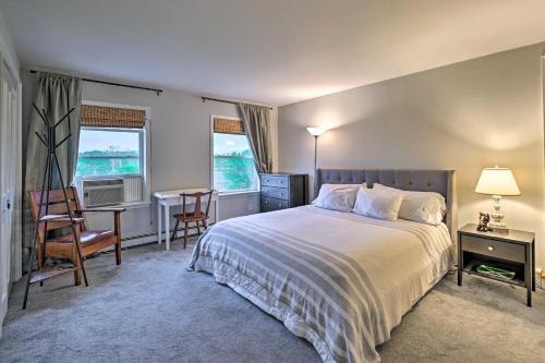 1 dormitorio con cama, escritorio y mesa en Spacious Berkshires Retreat about 3 Mi to Skiing!, en Great Barrington