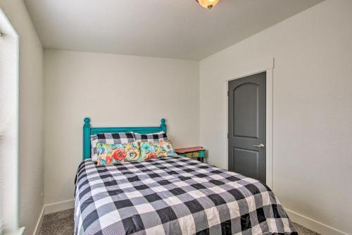 Cama o camas de una habitación en Tranquil Indigo Getaway Less Than 3 Mi to Hot Pools!