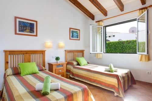 En eller flere senge i et værelse på Villa S'Aladern