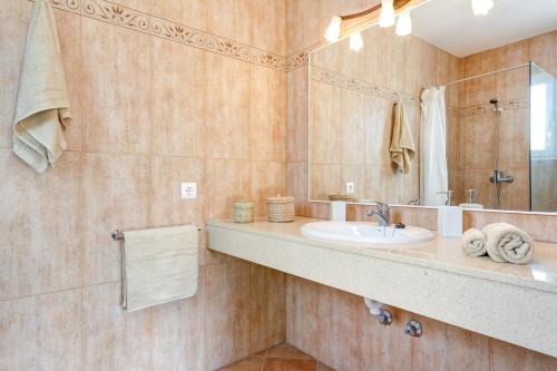 Et badeværelse på Villa S'Aladern