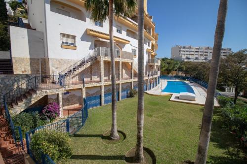 C43 - Family House with Terrace and Shared Pool