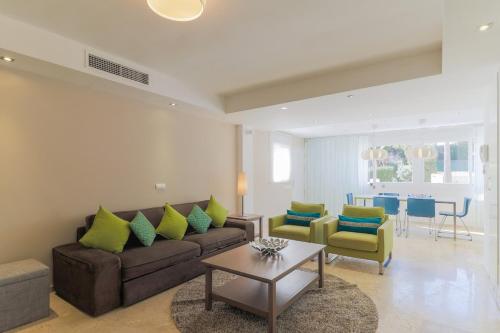 C43 - Family House with Terrace and Shared Pool