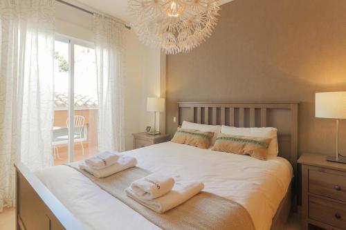 C43 - Family House with Terrace and Shared Pool