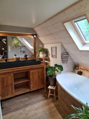 - Baño con bañera grande en el ático en gîte le gabizos avec bain nordique et sauna en pleine montagne, en Arrens-Marsous