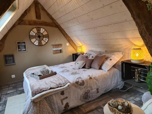 1 dormitorio con 1 cama en el ático en gîte le gabizos avec bain nordique et sauna en pleine montagne, en Arrens-Marsous