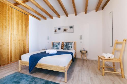 um quarto com uma cama e piso em madeira em Óbidos Wonderful View em Óbidos
