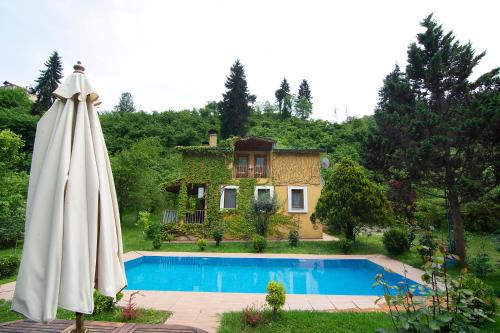 The swimming pool at or close to Villa River Village