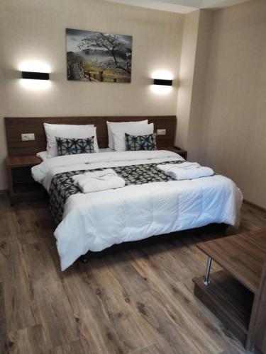una camera d'albergo con 2 letti e pavimento in legno di Krystal Resort Apartment A108 a Bakuriani