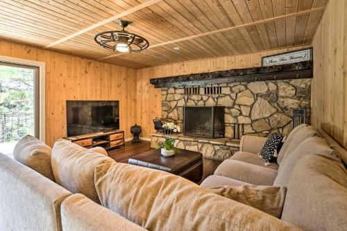 Spacious Lake Arrowhead Cabin with Jacuzzi Spa! – Photos 3