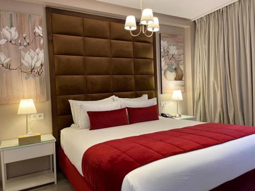 RENT-INN Suites Hotelにあるベッド
