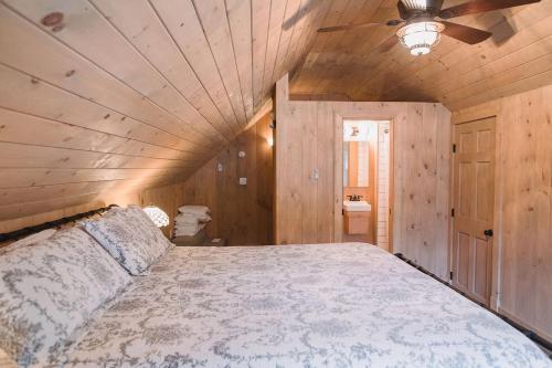 Ein Bett oder Betten in einem Zimmer der Unterkunft High Peaks Chalet