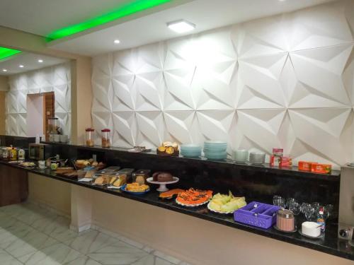 una línea de buffet con muchos tipos diferentes de comida en Hotel Rio Claro, en Rio Claro