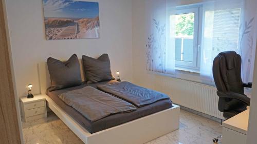 Bett in einem Zimmer mit Fenster in der Unterkunft Ferienwohnung Wunderschön in Würzburg