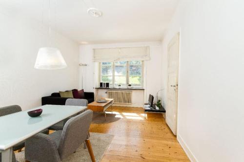 een woonkamer met een tafel en een bank bij Stockholm Checkin Apartment Fridhemsplan in Stockholm