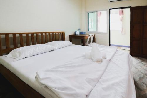Postel nebo postele na pokoji v ubytování บ้านสวนชนะจน