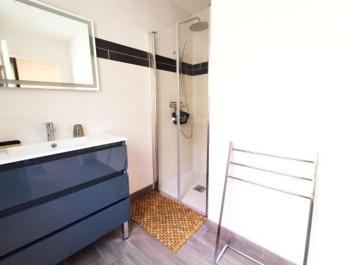 łazienka z umywalką i prysznicem w obiekcie ⁂⁂ LE CHAMOIS Appartement [CLEDICIHOME] / Magnifique vue sur les montagnes / 4 KMs DE GERARDMER ! ⁂⁂ w mieście Rochesson