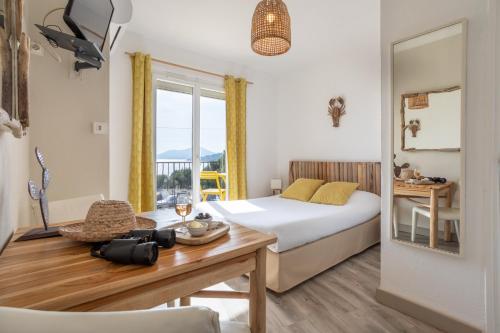 Postel nebo postele na pokoji v ubytování Hôtel Almanarre Plage - Hôtel Eco-Responsable face à la mer