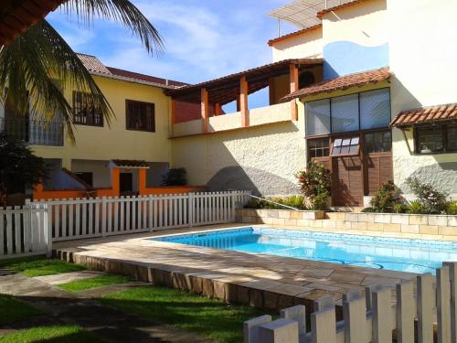 una casa con una piscina di fronte di Maison Aires Malcher a Maricá
