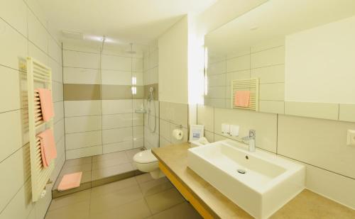 Bathroom sa Hotel Garni Brugger