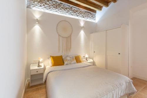 Precioso apartamento con patio y dos habitaciones en el barrio de Picasso