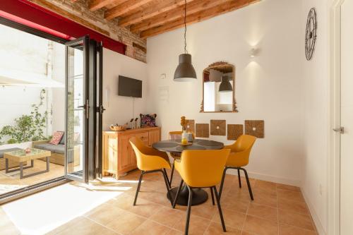 Precioso apartamento con patio y dos habitaciones en el barrio de Picasso