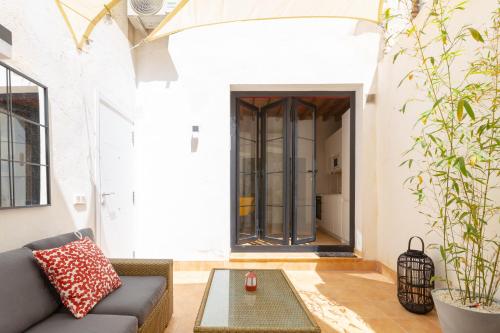 Precioso apartamento con patio y dos habitaciones en el barrio de Picasso