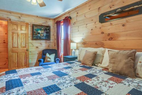 ein Schlafzimmer mit einem Bett und einer Holzwand in der Unterkunft Cabin Hideaway in Ellijay