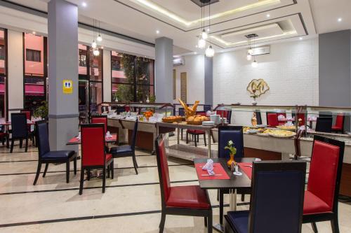 Ein Restaurant oder anderes Speiselokal in der Unterkunft Hotel Meriem Marrakech 
