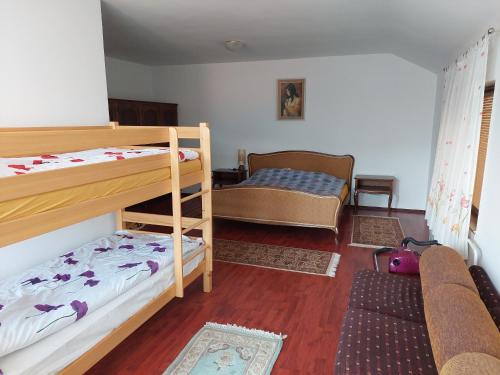 ein Wohnzimmer mit 2 Etagenbetten und einem Sofa in der Unterkunft Sarajevo gardens in Sarajevo